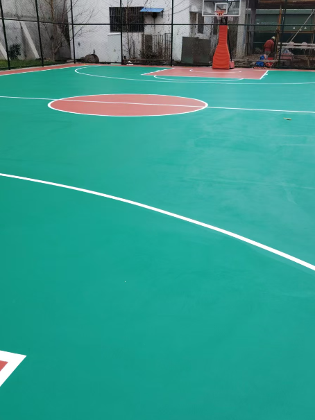 白河 球场长期使用易出现地面开裂